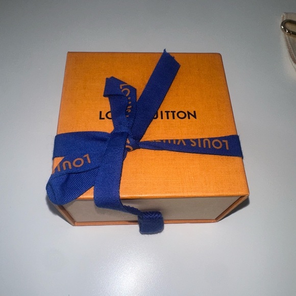 Authentic Louis Vuitton LV facettes bag charm and key holder. - Picture 4 of 6